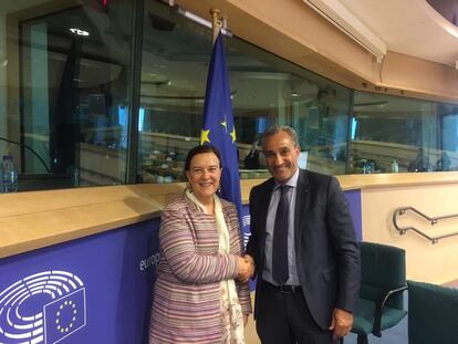 La concejal socialista de Zaragoza Inés Ayala Sender, entonces diputada del Parlamento Europeo, junto al actual embajador marroquí en Polonia, Abderrahim Atmoun, en una imagen de marzo de 2017 publicada por este en su página de Facebook.