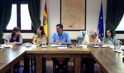 Reunión del presidente Pedro Sánchez, con los ministros Dolores Delgado, Carmen Calvo, Josep Borell y Margarita Robles.