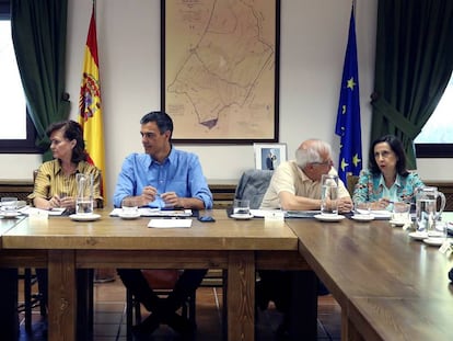 Reunión del presidente Pedro Sánchez, con los ministros Dolores Delgado, Carmen Calvo, Josep Borell y Margarita Robles.