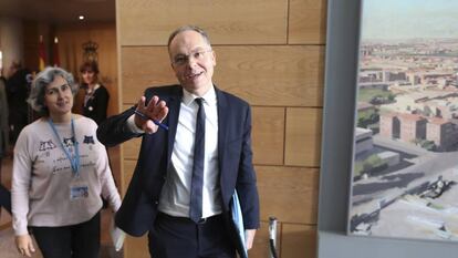 Juan Bravo, a su entrada para testificar en la comisión de investigación sobre la corrupción en la Asamblea de Madrid.