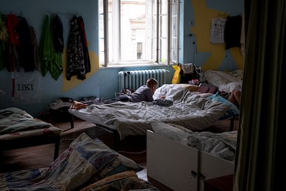 Dmytro, de 12 años, en el albergue para desplazados Tvoya Opora (Lviv), fotografiado en agosto. Unicef se ha aliado con el Gobierno de Ucrania para facilitar la vuelta a la escuela de millones de niños, incluyendo ayuda psicológica, provisión de libros y recursos educativos y reparación de daños en las escuelas. La organización humanitaria ha distribuido unos 123 millones de euros y ha llegado a 350.000 niños.