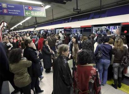 Aspecto que presentaba esta mañana la estación de Nuevos Ministerios en la segunda jornada de huelga en el metro