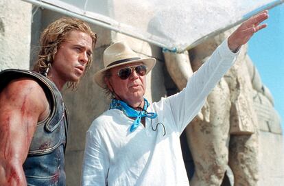 Brad Pitt y Petersen, durante el rodaje de la pelicula 'Troya'.