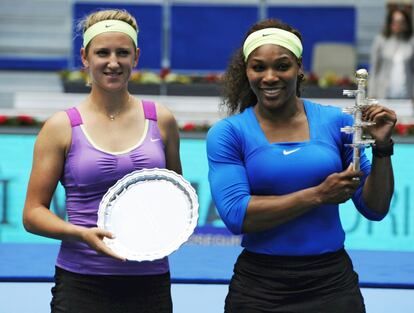 Serena Williams y Victoria Azarenka con sus premios.
