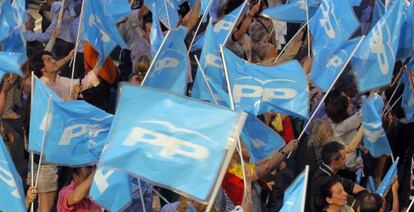 Simpatizantes del PP en Génova tras la victoria electoral de las últimas autonómicas.