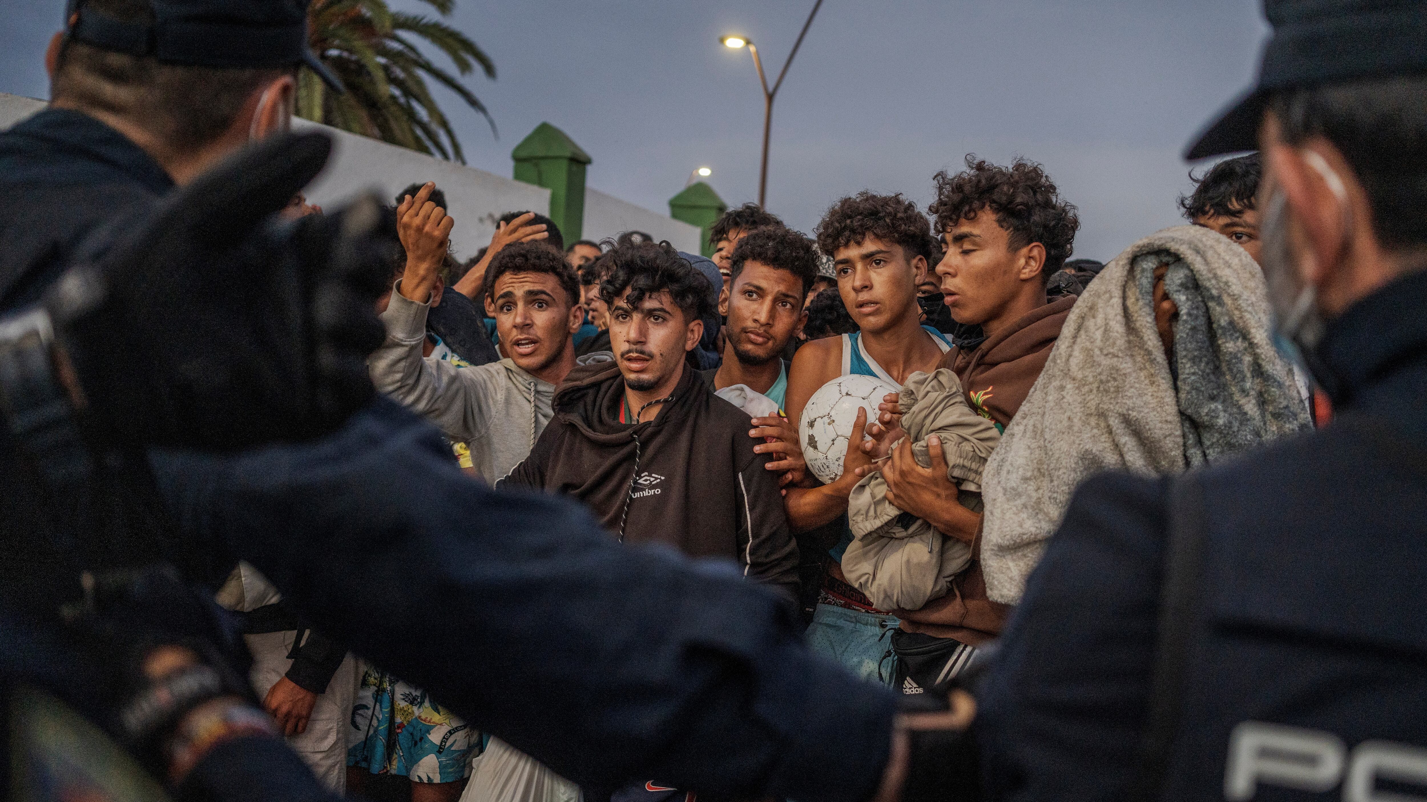 Trasladan a más de 800 migrantes a La Reina en medio de temor y desinformación