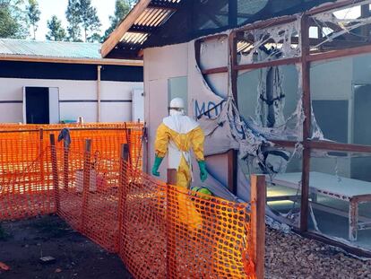 Un trabajador, en el centro de Médicos Sin Fronteras para tratar el ébola atacado el 25 de febrero en Katwa (Congo). 