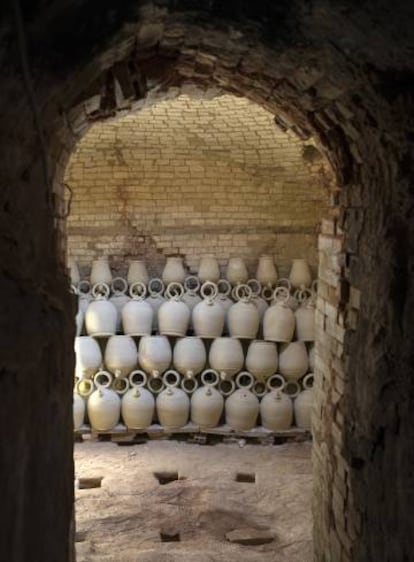 Botijos almacenados en el viejo horno moruno de ladrillo.