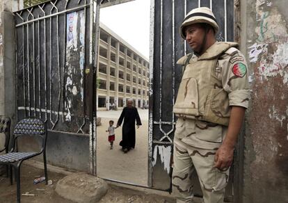 Un soldado egipcio hace guardia en un colegio electoral durante la última jornada de la primera vuelta de las elecciones parlamentarias de Egipto.