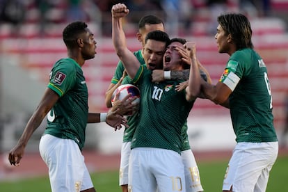 Fernando Saucedo de Bolivia celebra con sus compañeros luego de anotar un gol en un partido contra Colombia, en la ciudad de Miraflores.