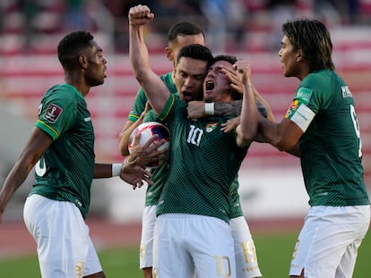 Fernando Saucedo de Bolivia celebra con sus compañeros luego de anotar un gol en un partido contra Colombia, en la ciudad de Miraflores.