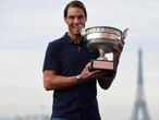 El tenista español Rafael Nadal posa en el techo de las Galerías Lafayette con su decimotercer trofeo de Roland Garros en París, Francia tras derrotar ayer al serbio Novak Djokovic. 