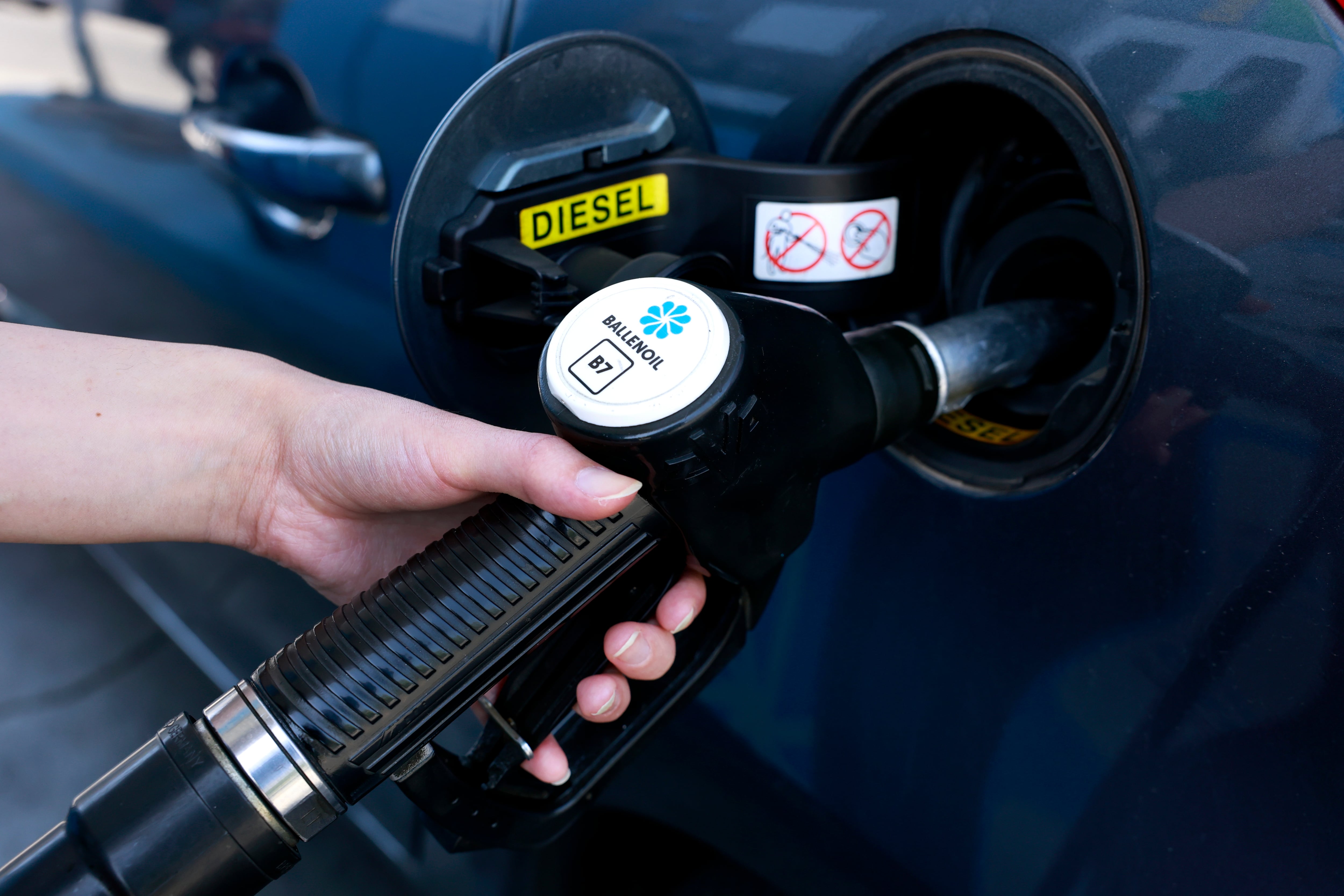 La gasolina es más cara que el diésel por primera vez desde marzo