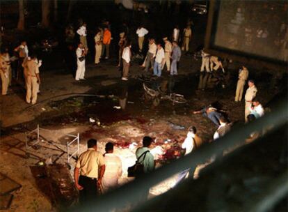 Agentes de la Policía India inspeccionan los exteriores del Hostipital Civil de Ahmedabad, lugar donde se ha registrado una de las explosiones