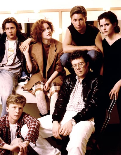 Judd Nelson, Anthony Michael Hall, Molly Ringwald, Emilio Estevez, el director John Hughes y Ally Sheedy en el rodaje de  'El club de los cinco' (1985).