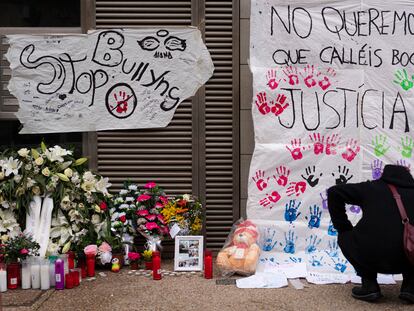 Mensajes y velas en el edificio donde vivían los hermanos que decidieron suicidarse en Sallent (Barcelona), el viernes 24.