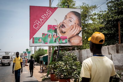 A pesar de que la ley senegalesa prohíbe la publicidad de productos blanqueadores, en Dakar abundan los paneles publicitarios anunciando cosméticos para blanquear la piel.  Más allá de los anuncios de los productos que prometen aclarar la tez, la publicidad en Senegal tiene por hábito representar a las mujeres siempre más claras que a los hombres, reproduciendo un canon de belleza con un mensaje inequívoco: mujer clara es igual a mujer bella.