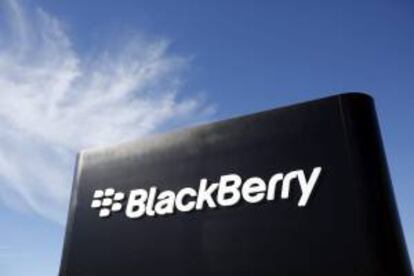 Fotografía de archivo tomada el 24 de septiembre de 2013 que muestra el logotipo de Blackberry a las puertas desu sede en Kanata en Ottawa (Canada).