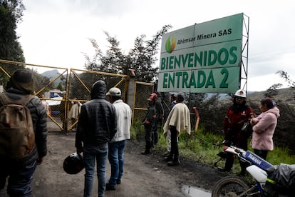 Familiares y vecinos esperan a la entrada de la mina.