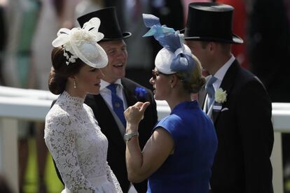Los duques de Cambridge hablan con nieta de la reina Isabel II de Inglaterra Zara Tindall y su marido, Mike Tindall.