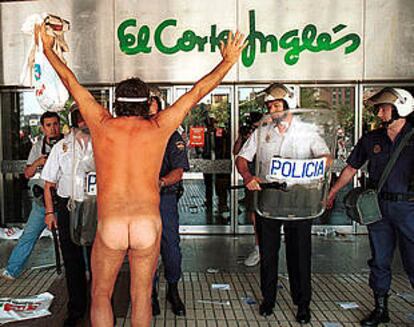 Un huelguista protagonizó la manifestación en Málaga al desnudarse frente a las puertas de un centro comercial.