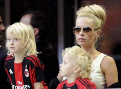 Helena Seger, mujer de Ibrahimovic, con los hijos de la pareja, Maximilian y Vincent.