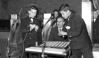 Dos niños del colegio de San Ildefonso cantan los premios del Niño en enero de 1965.