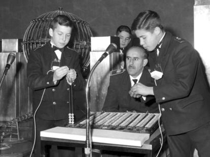 Dos niños del colegio de San Ildefonso cantan los premios del Niño en enero de 1965.