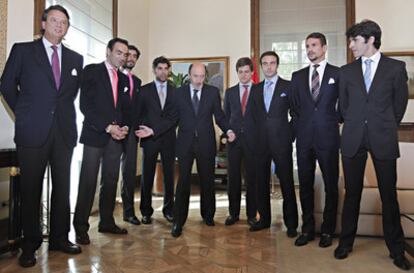 El ministro del Interior, Alfredo Pérez Rubalcaba ( centro, adelantado) , conversa con Carlos Núñez ( i) , presidente de la Mesa del Toro, y con los toreros El Cid, Miguel Ángel Perera, Cayetano Rivera, El Juli, Enrique Ponce, José María Manzanares y Alejandro Talavante ( de izquierda a derecha) , a quienes recibió y en la sede del Ministerio donde Rubalcaba expresó su acuerdo con el traspaso al ministerio de Cultura las competencias sobre la fiesta de los toros el pasado mes de octubre.