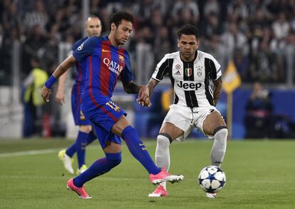 Dani Alves, del Juventus, compite con Neymar del Barcelona. 