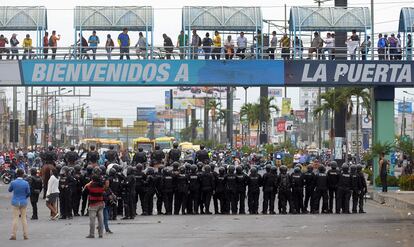 La policía antidisturbios hace guardia en Guayaquil (Ecuador) mientras el país se prepara para protestas masivas contra el fuerte aumento de los precios del combustible. 