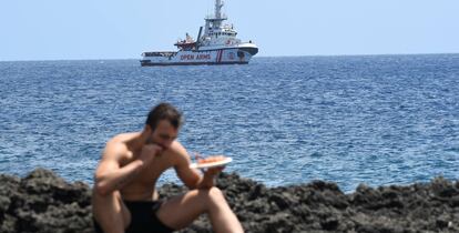El barco español 'Open Arms' visto desde la isla de Lampedusa, este jueves.