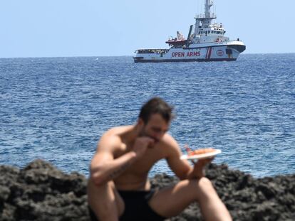 El barco español 'Open Arms' visto desde la isla de Lampedusa, este jueves.