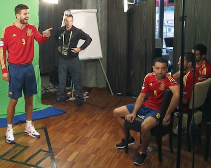 Fotografía facilitada por la RFEF del defensa Gerard Piqué durante la grabación que realizó para los videomarcadores de los estadios de la Eurocopa 2012.