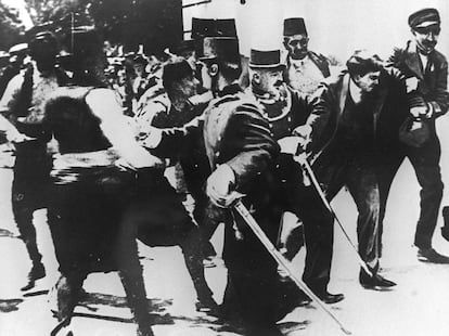 Fotografia tomada em 28 de junho de 1914 do terrorista sérvio Gavrilo Princip (segundo pela direita) no momento de sua detenção pelo assassinato do archiduque Francisco Fernando da Áustria e sua esposa em Sarajevo, episódio que desencadeou o início da Grande Guerra.