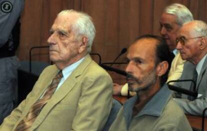 El dictador Bignone (izq) y Muiña en el juicio contra ambos en diciembre de 2011.