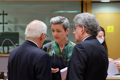 La vicepresidenta europea, Margrethe Vestager, charla con el alto representante para la Política Exterior de la UE, Josep Borell, (a la izquierda) y el comisario europeo de Mercado Interior, Thierry Breton.