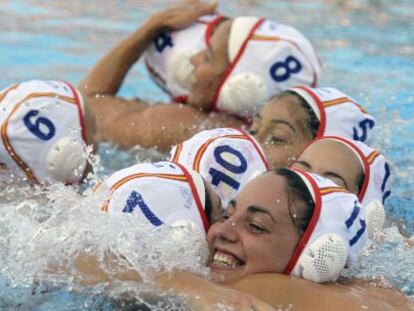 Las jugadoras españolas celebran el título tras ganar a Holanda.