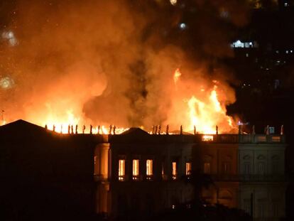 El Museu Nacional de Rio, en flames.