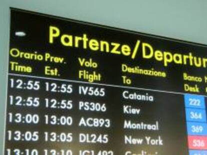 Una pantalla muestra la cancelación de un vuelo a Catania de la aerolínea de bajo coste Wind Jet en el aeropuerto de Fiumicino en Roma (Italia). EFE/Archivo