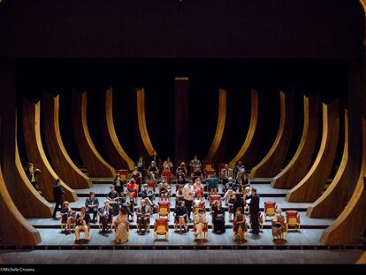 Peronal médico de Venecia, acomodándose en el escenario el domingo de La Fenice.