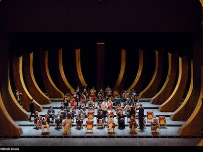 Peronal médico de Venecia, acomodándose en el escenario el domingo de La Fenice.