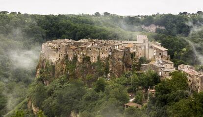 Calcata, en el Lazio italiano, se encuentra en el Parque Regional del Valle del Treja, solo a 50 kilómetros de Roma.