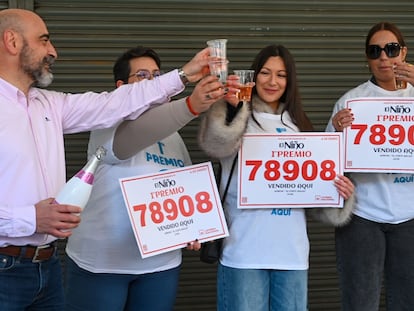 Varias personas con el número agraciado en la administración de El Corte Inglés de León, este lunes.