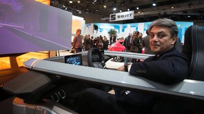 Luca de Meo, presidente de Seat, en un simulador en el Mobile Word Congress 2018.