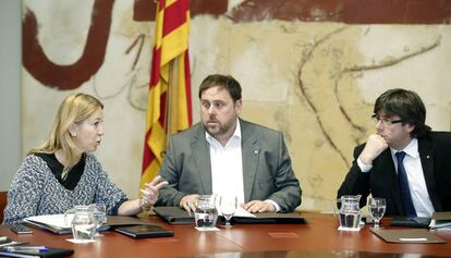 Neus Munt&eacute;, Oriol Junqueras y Carles Puigdemont en una reuni&oacute;n del Gobierno.