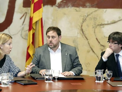 Neus Munt&eacute;, Oriol Junqueras y Carles Puigdemont en una reuni&oacute;n del Gobierno.