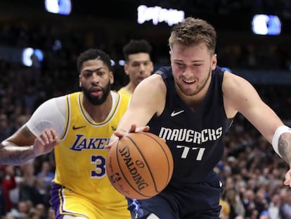 Luka Dončić, con Anthony Davis detrás, en una imagen de archivo.