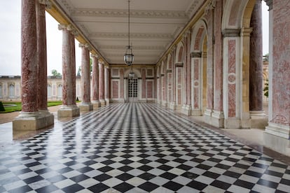 El peristilo del Grand Trianon, uno de los palacetes construidos dentro del recinto de Versalles. 