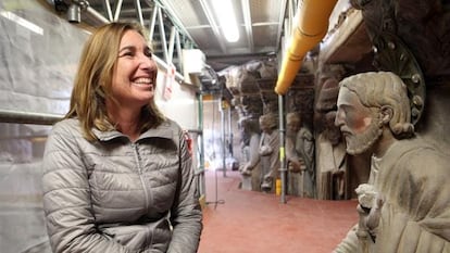 Ana Laborde al lado de una escultura de uno de sus proyectos de conservación.